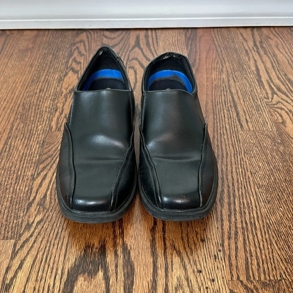 Men’s sketchers memory foam relaxed fit size  7.5 work loafers.  Slip resistant